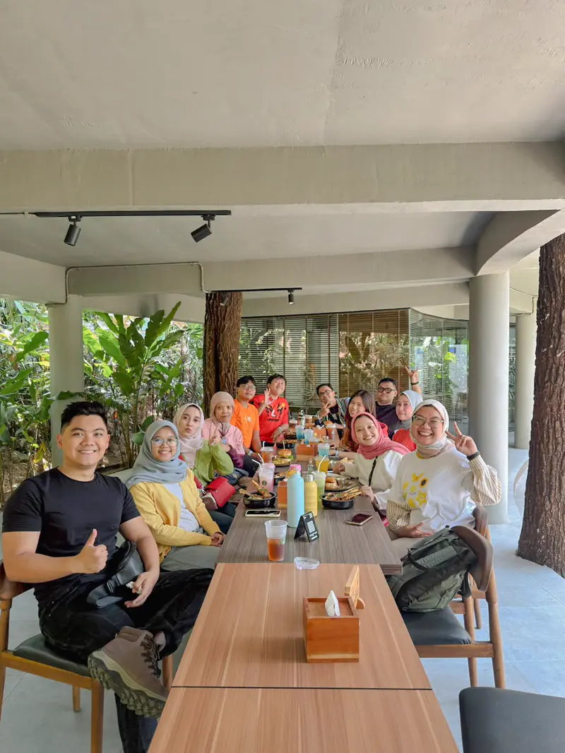 Lunch break, all together